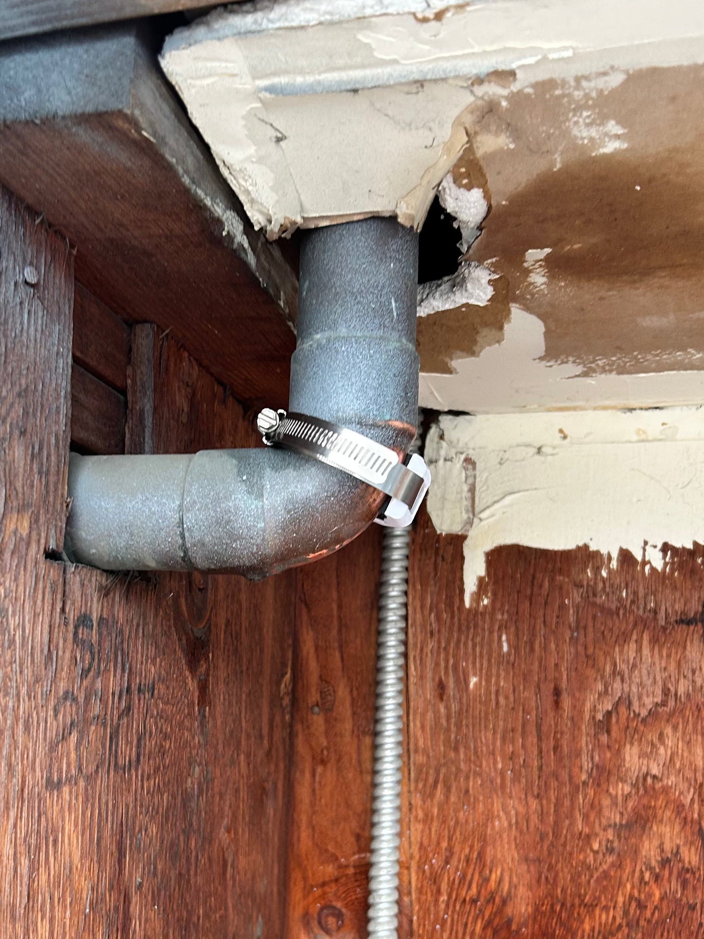 PipeBandit clamp on 90-degree copper pipe elbow